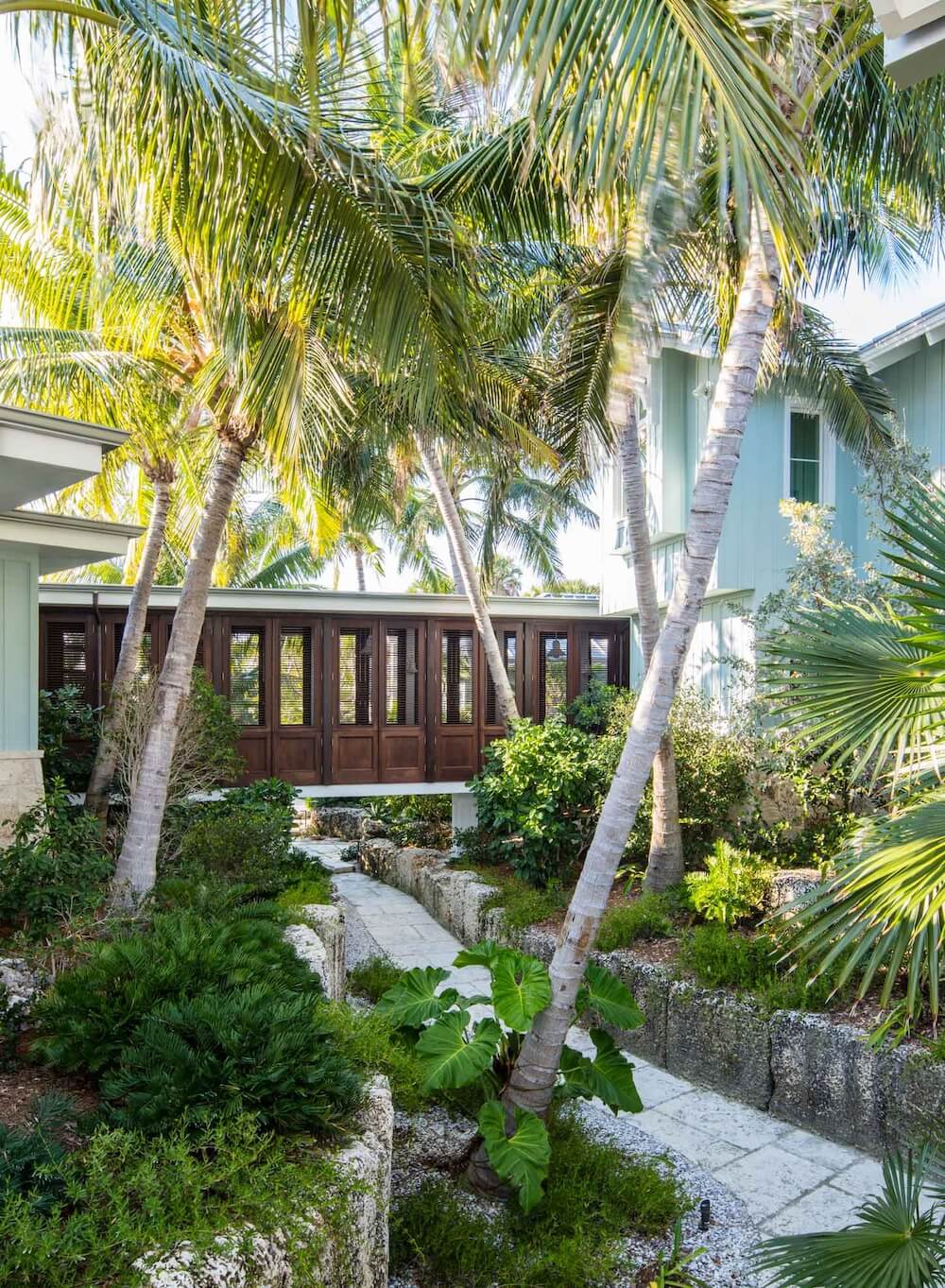 Une passerelle en pierre avec des palmiers à Miami
