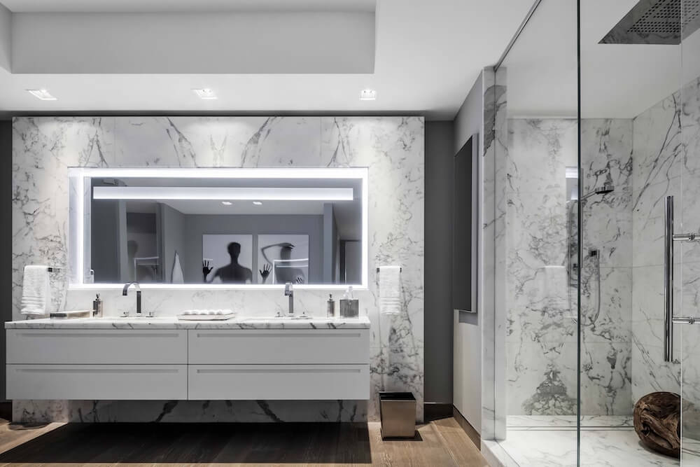 Salle de bain en marbre avec double vasque flottante blanche
