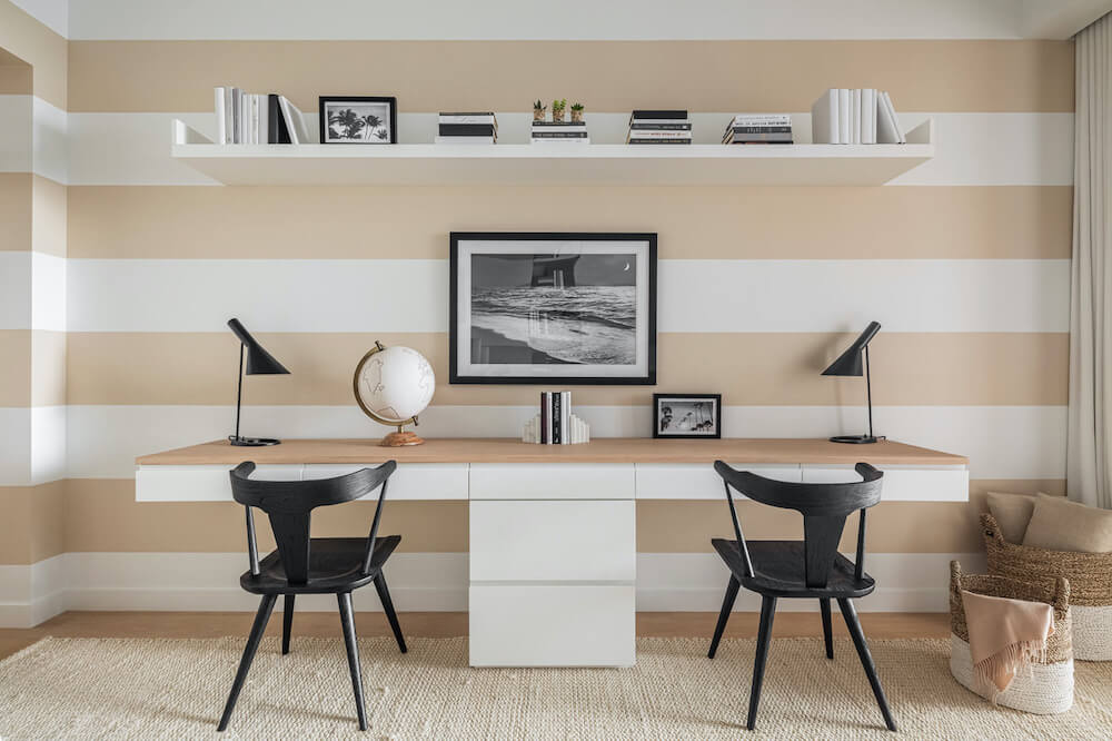 Bureau à domicile avec papier peint à rayures blanches et beiges