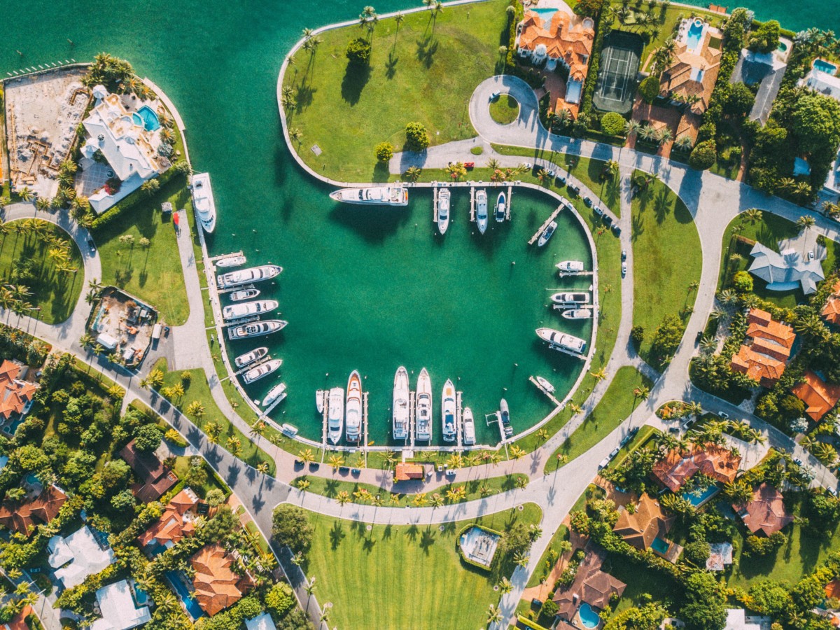vue aérienne des maisons sur l'eau avec des bateaux et des toits en terre cuite