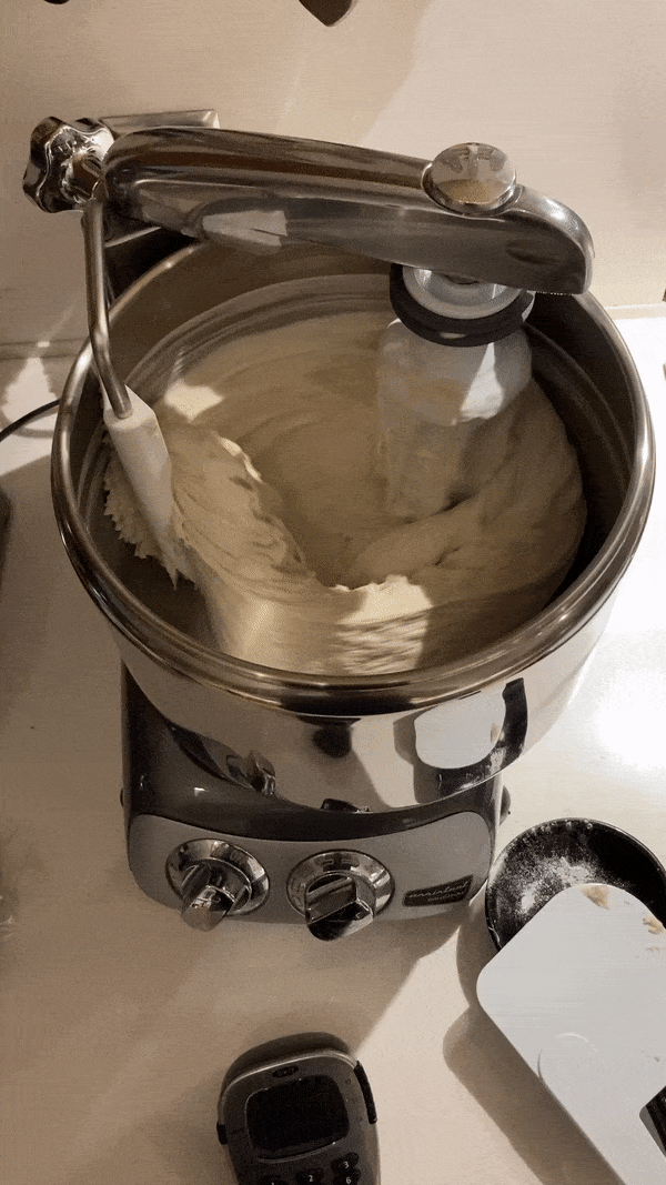 GIF d'Ankarsum Mixer mélangeant la pâte
