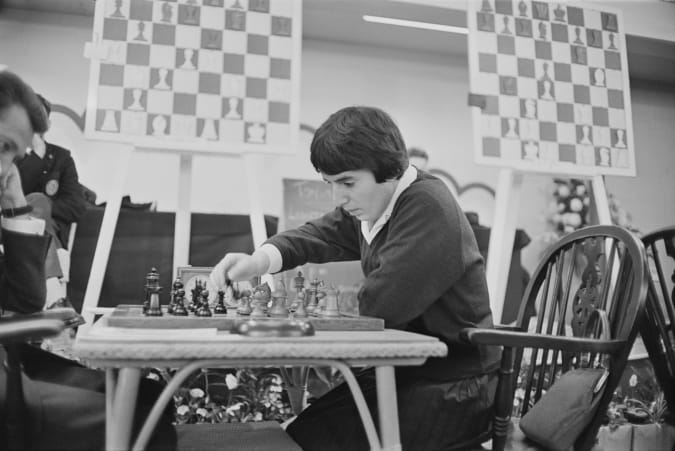 La joueuse d'échecs géorgienne et championne du monde féminine d'échecs, Nona Gaprindashvili de l'Union soviétique, photographiée en train de jouer aux échecs au Congrès international des échecs à Londres le 30 décembre 1964. (Photo de Stanley Sherman/Daily Express/Hulton Archive/Getty Images)