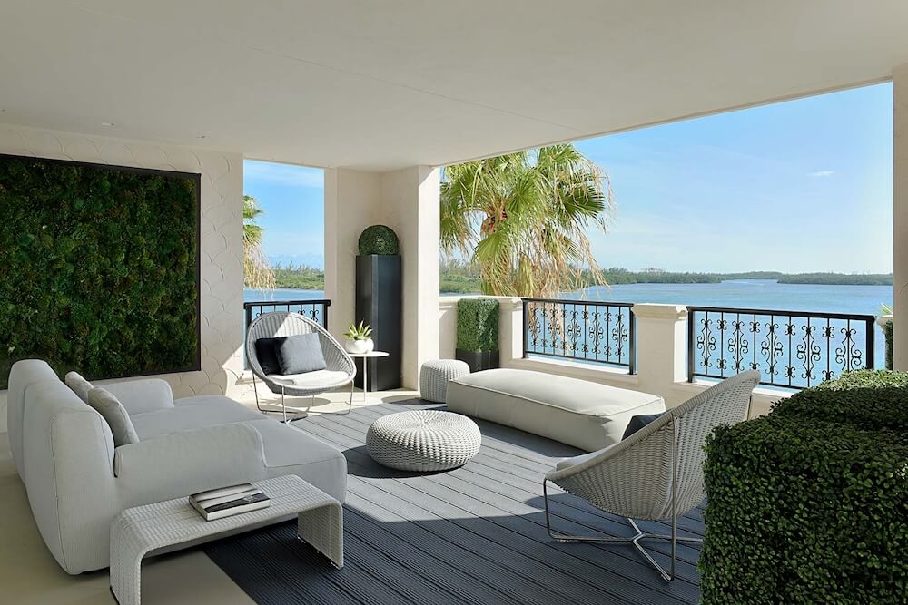 Un balcon à Miami avec vue sur l'eau