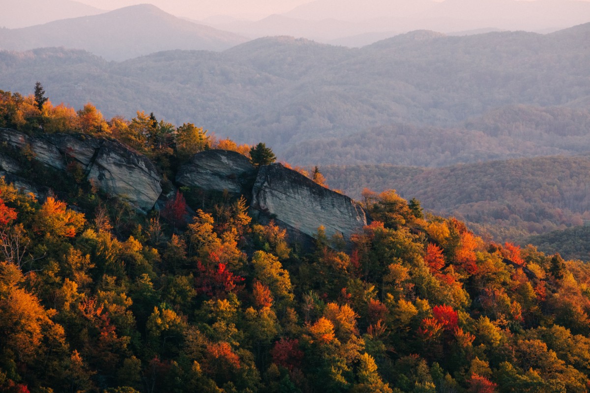 chaîne de montagnes en caroline du nord avec beaucoup d'arbres aux couleurs de l'automne