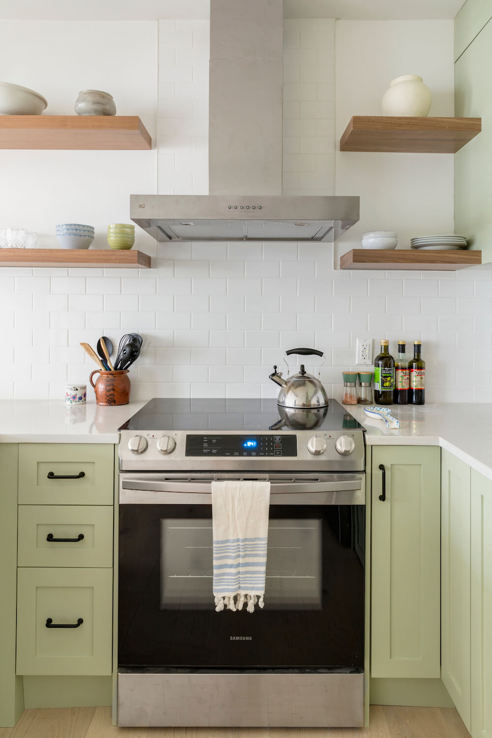 Cuisinière avec dosseret en carreaux blancs et étagères ouvertes