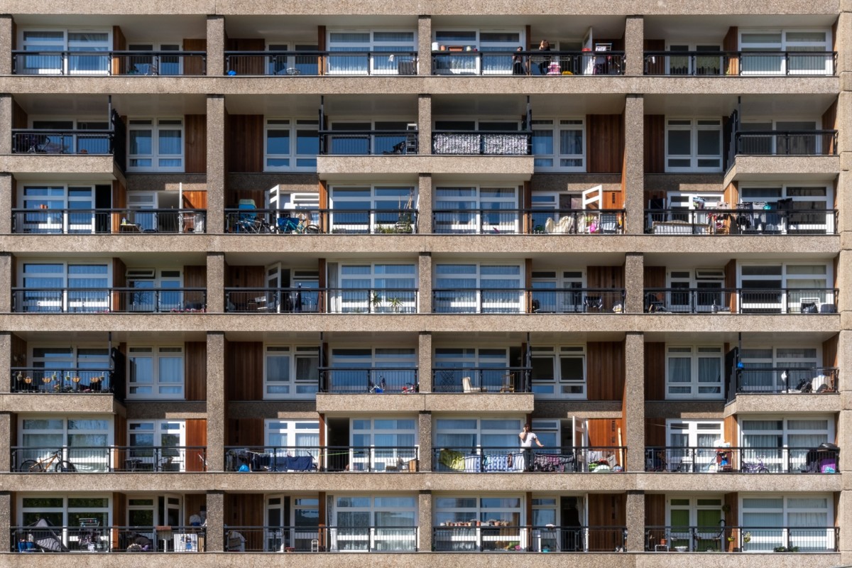 immeuble à plusieurs étages avec balcons