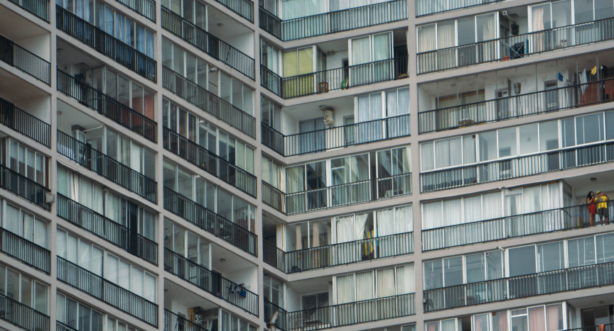 Vue d'un immeuble moderne avec des baies vitrées